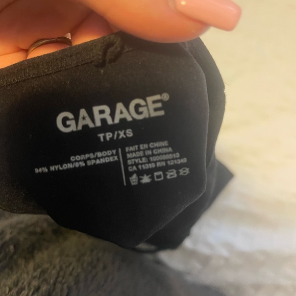 Garage cut out black crop top size xs 15$ - Picture 3 of 3